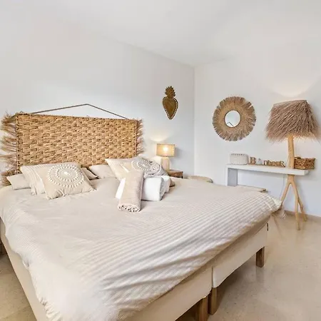 Standing In Μαρμπέλλα