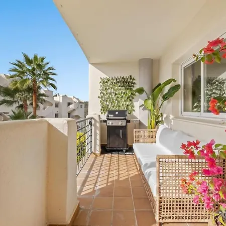 Standing In Διαμέρισμα